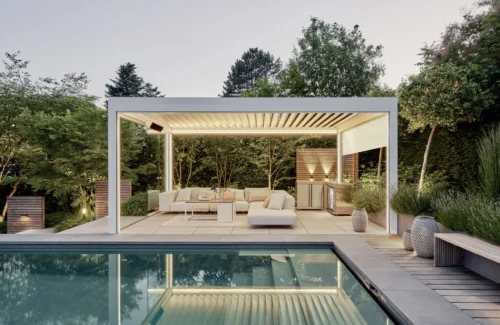 Moderner Garten mit Pool und eleganter Pergola bei Dämmerung